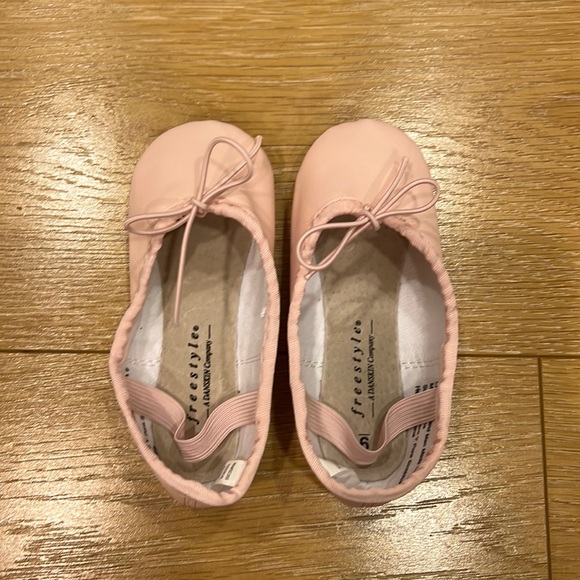 Freestyle by Danskin Girls’ Ballet Slippers - Size 9 - Picture 2 of 6